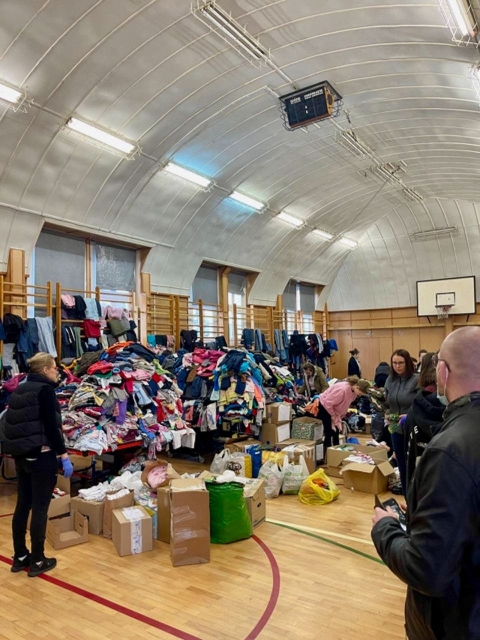 En idrottshall har förvandlats till ett hjälpcenter. Hit körs mat, kläder och förnödenheter som sedan skickas vidare in i Ukraina och till flyktingläger i närheten.
