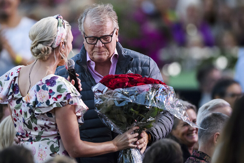 Lasse Berghagen fick ta emot rosor av Sanna Nielsen.