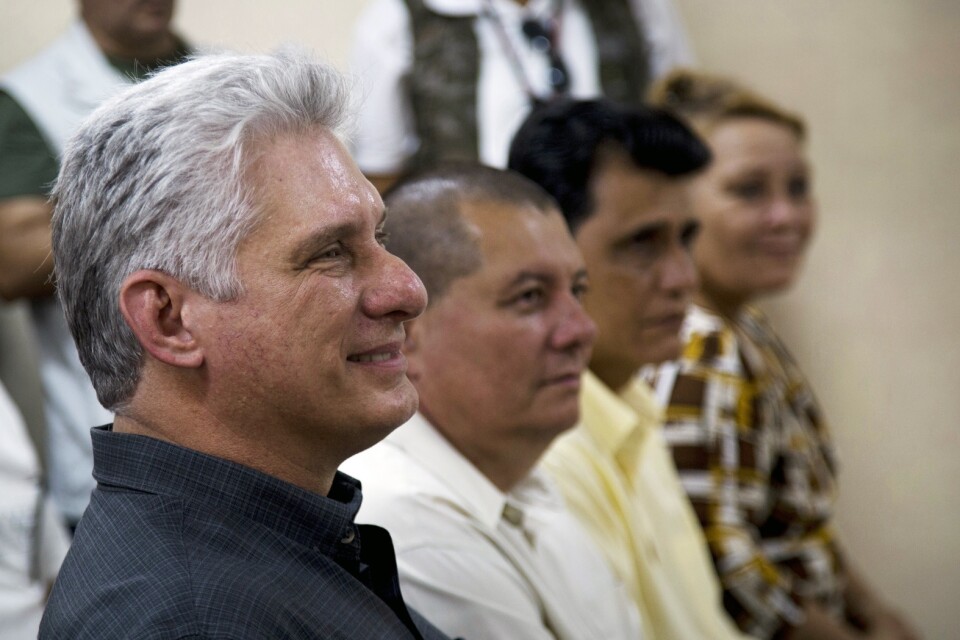 Miguel Díaz-Canel (längst fram) är ny ledare för kommunistpartiet i Kuba. Arkivbild.