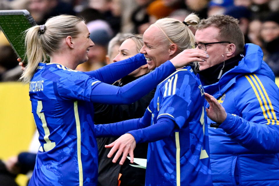 Sveriges Stina Blackstenius lämnar över till Caroline Seger som byts in under fredagens träningslandskamp i fotboll mellan Sverige och Danmark på Eleda stadion i Malmö.