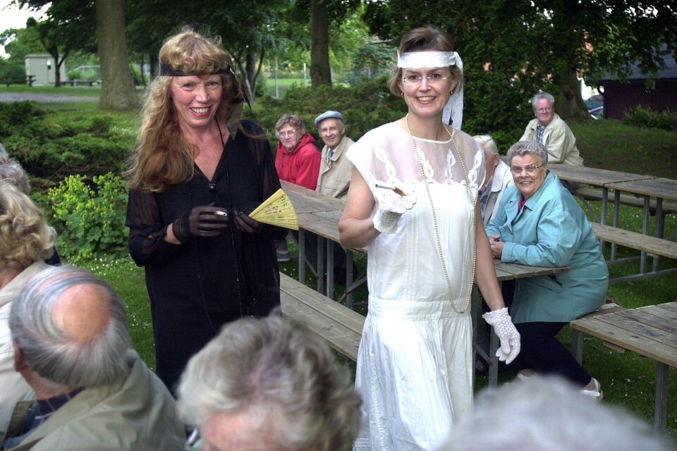 Anita Larsson (till vänster) bjöd på en av sina historiska modevisningar vid ett Skumpenfirande i Fränninge 2002, då hon uppträdde tillsammans med Karin Andersson.