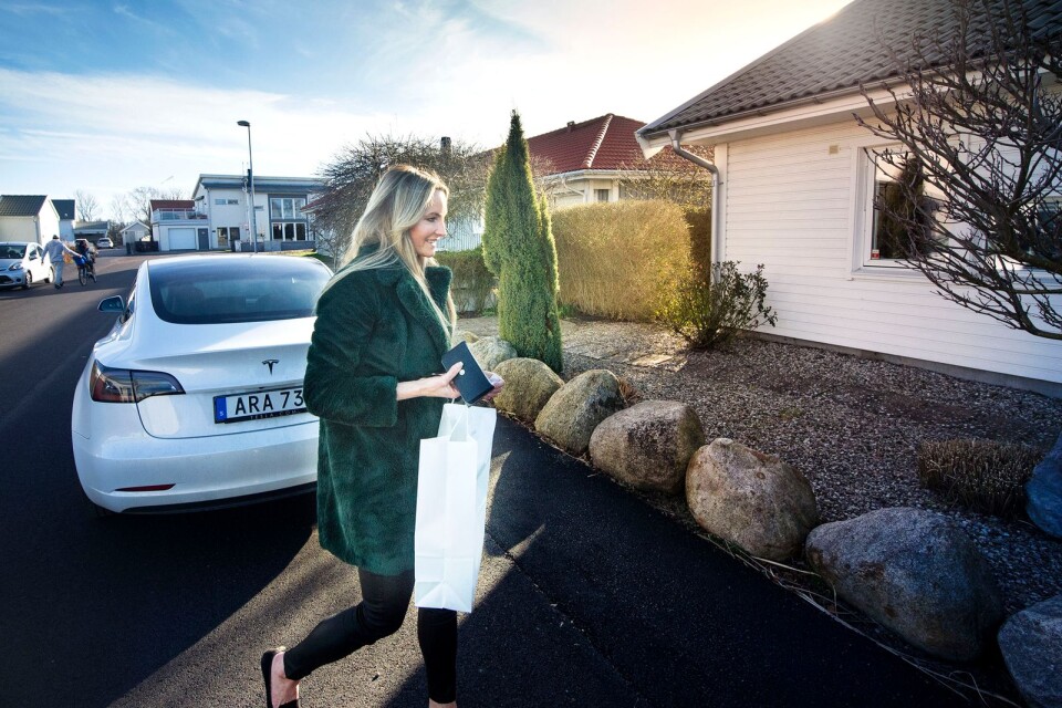 Ulrika Larsen på awe.sm.store  är en av många handlare i Kristianstad som fått tänka om och nu åker hem till kunderna med varor.