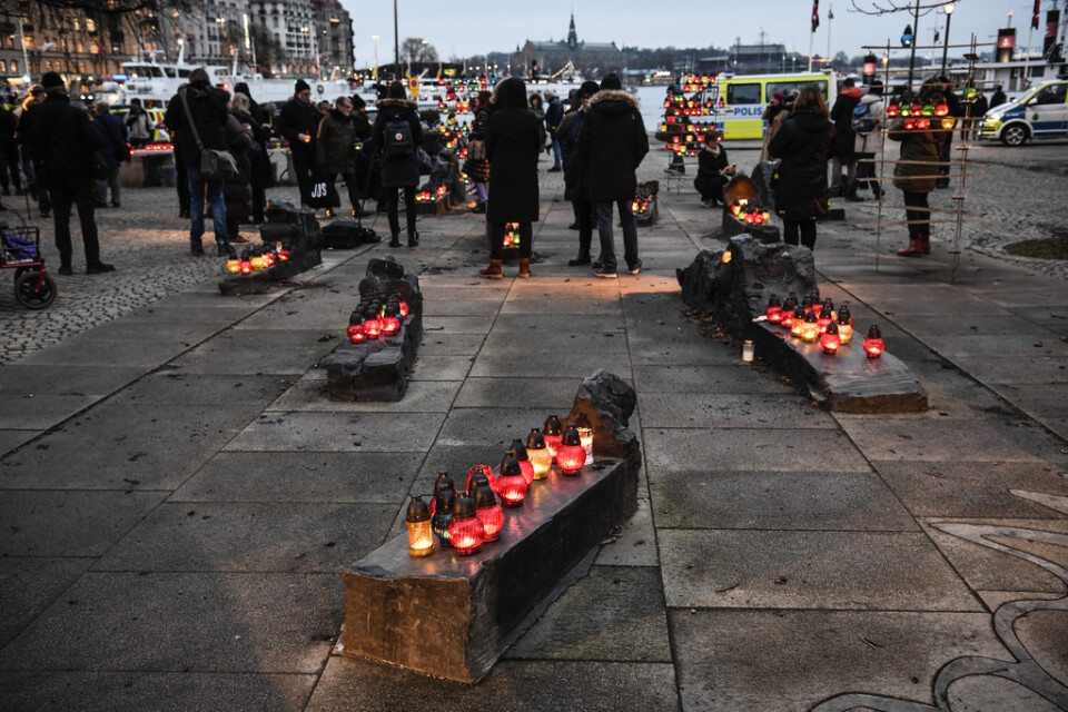 Länsmuseerna vill vara med och sprida minnet av Förintelsen ute i landet. Här syns en ljuständning på Raoul Wallenbergs torg i Stockholm på Förintelsens minnesdag. Arkivbild.