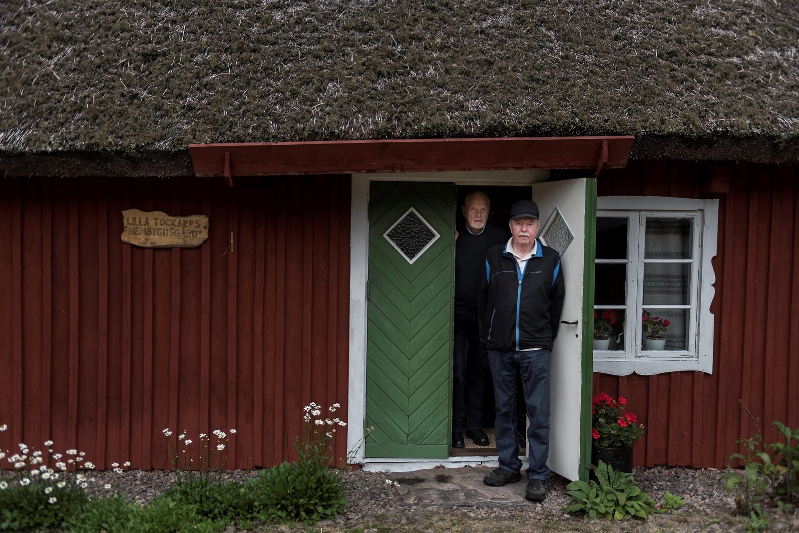 Arne Elowson och Gert Lindquist i hembygdsgården i Lilla Tockarp.Foto: Sofia Åström