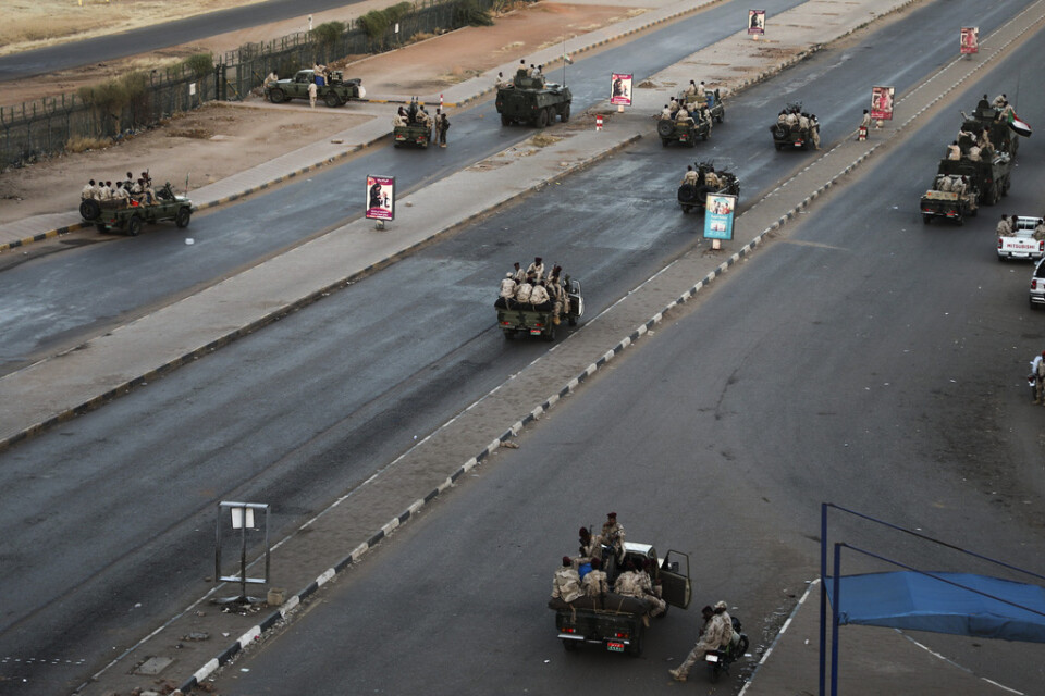 En regeringsmilis spärrade av vägar i Sudans huvudstad Khartum på tisdagen sedan tidigare medlemmar i säkerhetstjänsten revolterat.