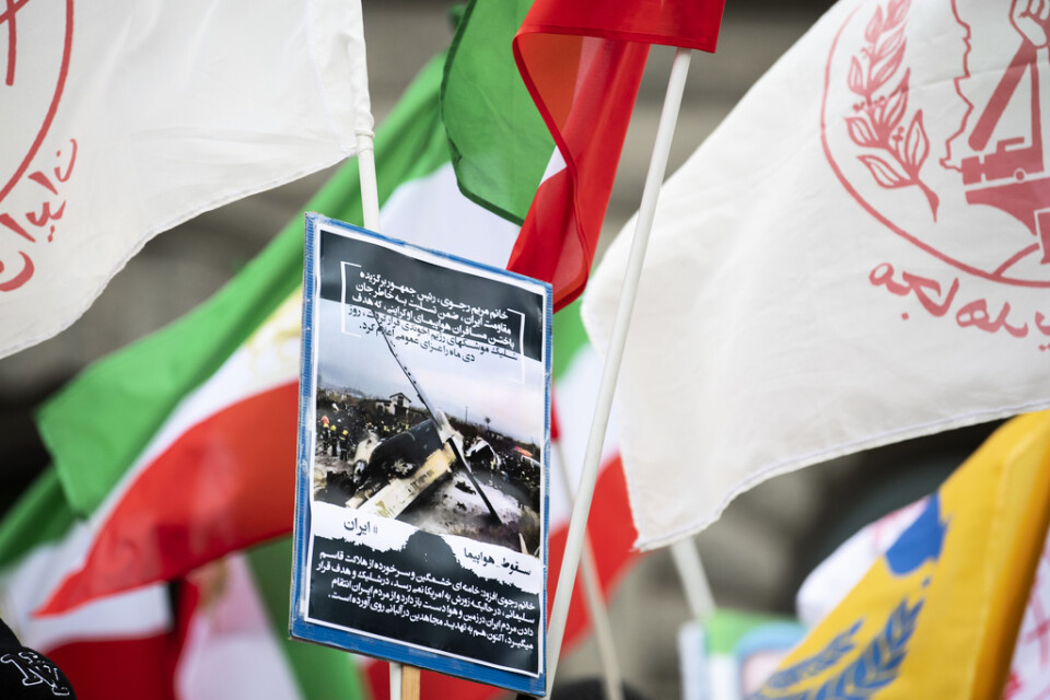 Iranier höll en minnesstund och manifestation på Mynttorget i Stockholm för att hedra de omkomna i flygkraschen i Iran.