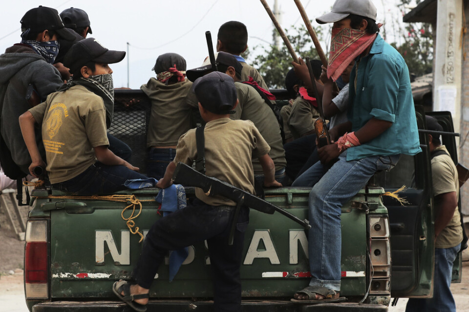 Somliga har ifrågasatt medborgarrättsgardet i byn Ayahualtempa och beväpningen av de yngsta invånarna.