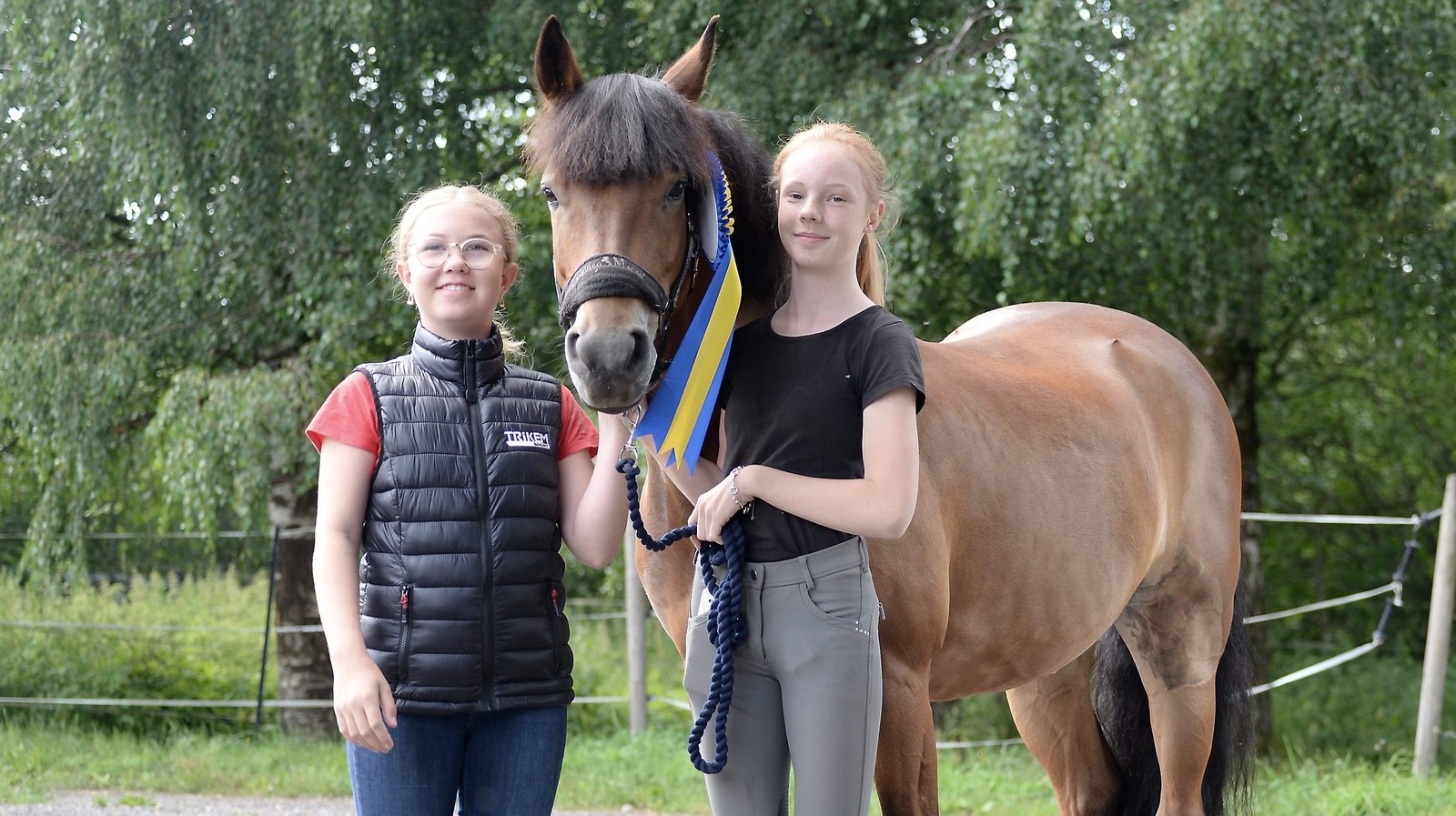 Clara Lilja och Stephanie Magnusson tillsammans med Stephanies Idyllens Whiskey som hon i helgen vann SM för New Forest ponnyer med i Laholm.