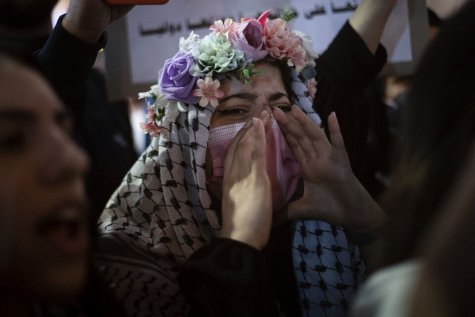 Många som deltagit i den senaste tidens demonstrationer är unga, som denna kvinna som demonstrerade i bostadsområdet Sheik Jarrah i östra Jerusalem tidigare i maj.