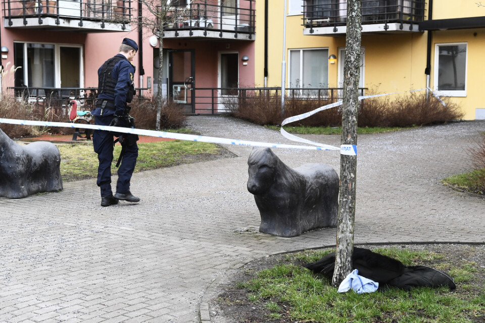 Avspärrningar utanför bostaden i Skogås den 10 februari.