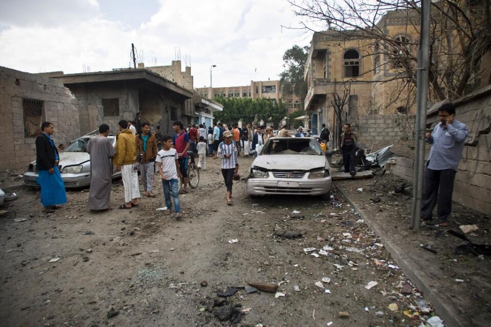 Huthirebeller i Jemens huvudstad Sanaa har dödat stadens guvernör. Rebellerna, som stöds av Iran, försökte gripa guvernör Abdulghani Jamil sent på torsdagen. I sammandrabbningen dödades både guvernören och en nära släkting till honom, uppger anhöriga ti