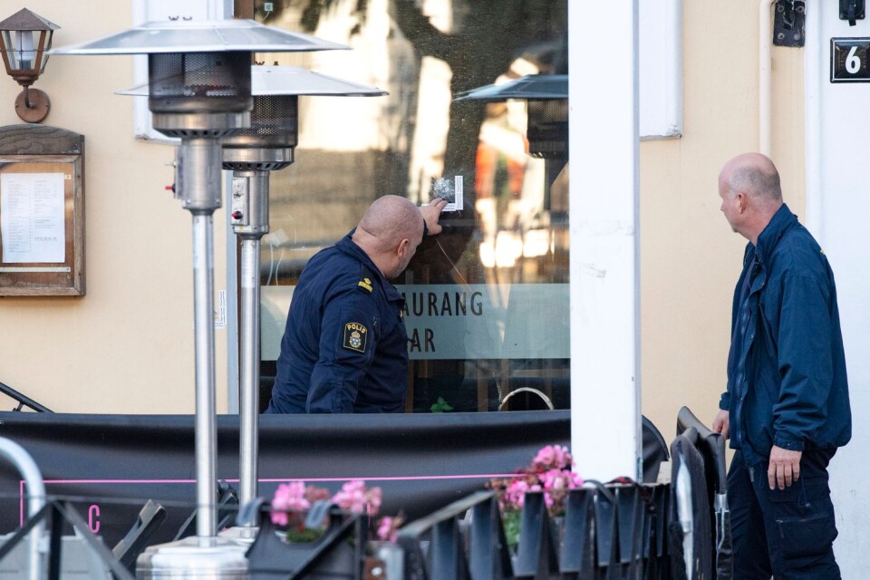 Polisens kriminaltekniker undersöker ett skotthål i en ruta på en restaurang/nattklubb på Stortorget på lördagsmorgonen. Enligt initiala uppgifter skall flera skott avlossats mot fastighetens fasad vid 05-tiden på lördagsmorgonen.