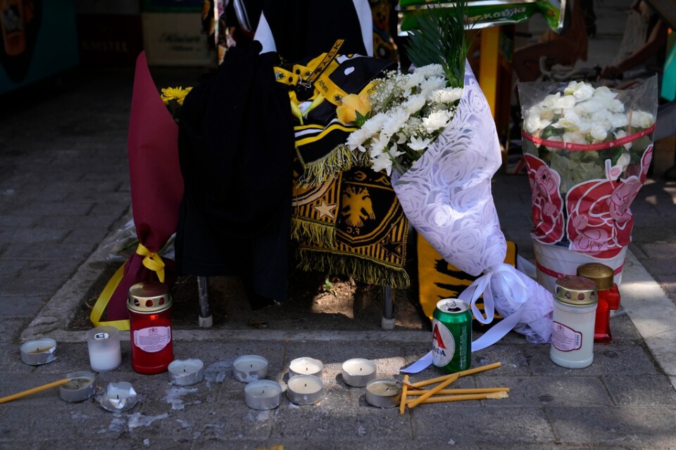 Ljus och blommor vid platsen där den 29-årige supportern dog. Arkivbild.