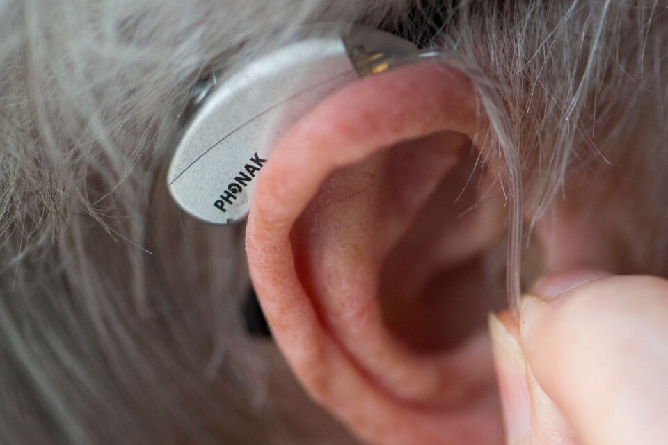 ”Vi är bedrövade över att de styrande inte lyssnat på oss, som lever med en hörselnedsättning – och avstått från den drastiska avgiftshöjningen”, skriver Hörselskadades Distrikt Kronoberg.