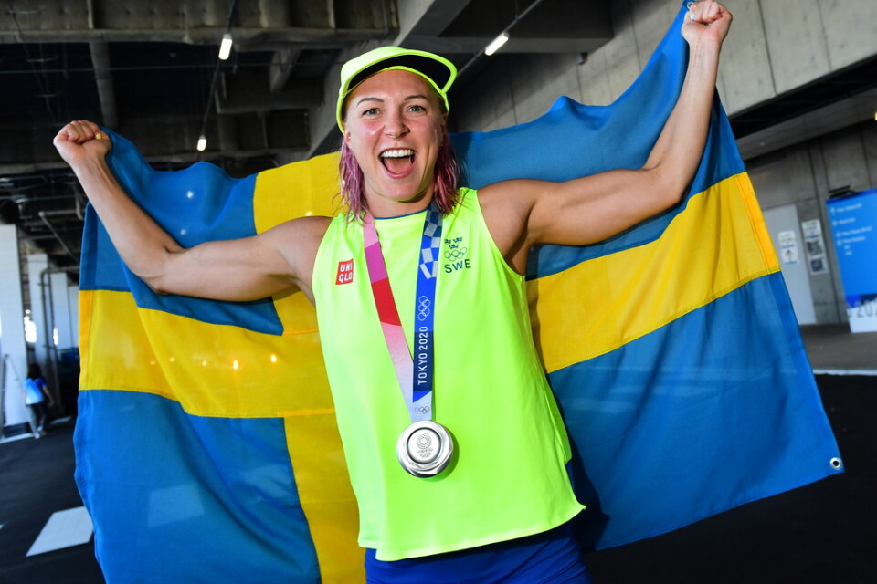Sarah Sjöström med silvermedalj och svensk flagga jublar över sitt OS-silver på 50 meter frisim.