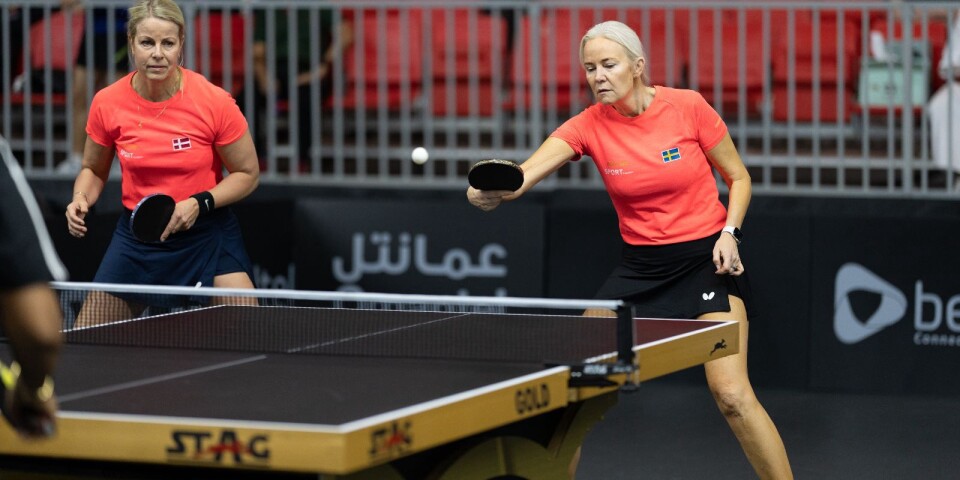 Petra Sörling, som här ska slå till bollen, och Pia Toelhöj tog VM-silver för veteraner i Oman. Foto: ITTF