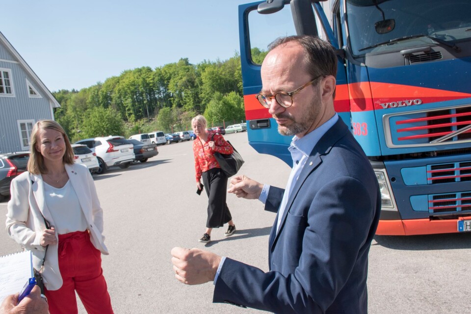 Infrastrukturminister Tomas Eneroth besökte Sandahls åkeri i Olofström för att tala om säkerhet på vägar och infrastruktur i Sverige.