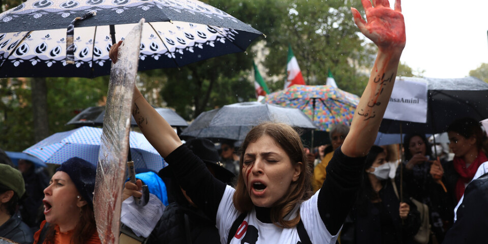Protester i solidaritet med Irans kvinnor i Paris den 2 oktober. Bilderna inifrån Iran är få på grund av regimens åtstramning av internetåtkomsten.