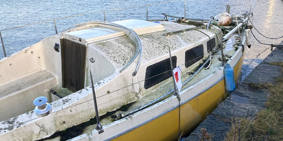 Segelbåten ligger förtöjd på en hyrplats i Gö hamn.