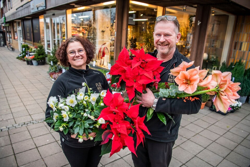 Fredrik och Johanna Ohlsson på Interflora Floristdesign berättar vilka julblommor som gäller i år.
