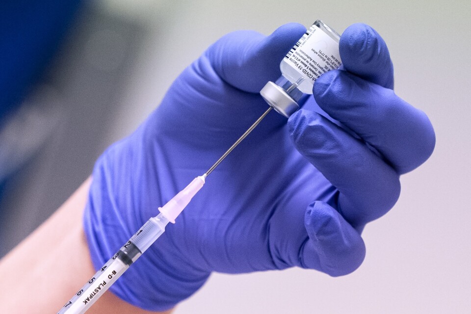En spruta med covid-19 vaccin från Pfizer/Biontech förbereds. Arkivbild.