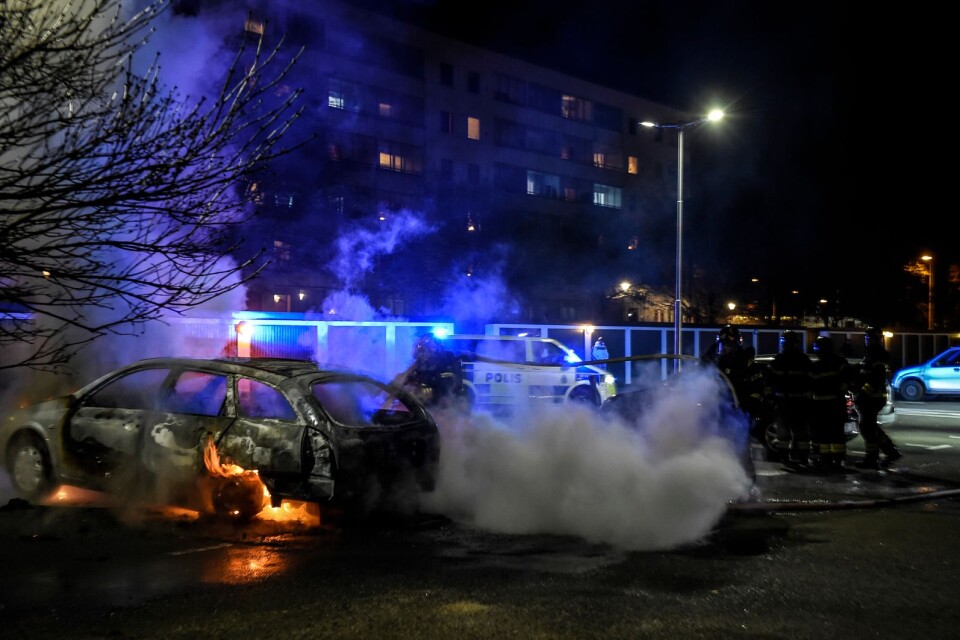 Räddningstjänst och polis beskjuts av ungdomar med nyårsraketer vid larm om brand i bil på Gamlegården, Näsby, Kristianstad