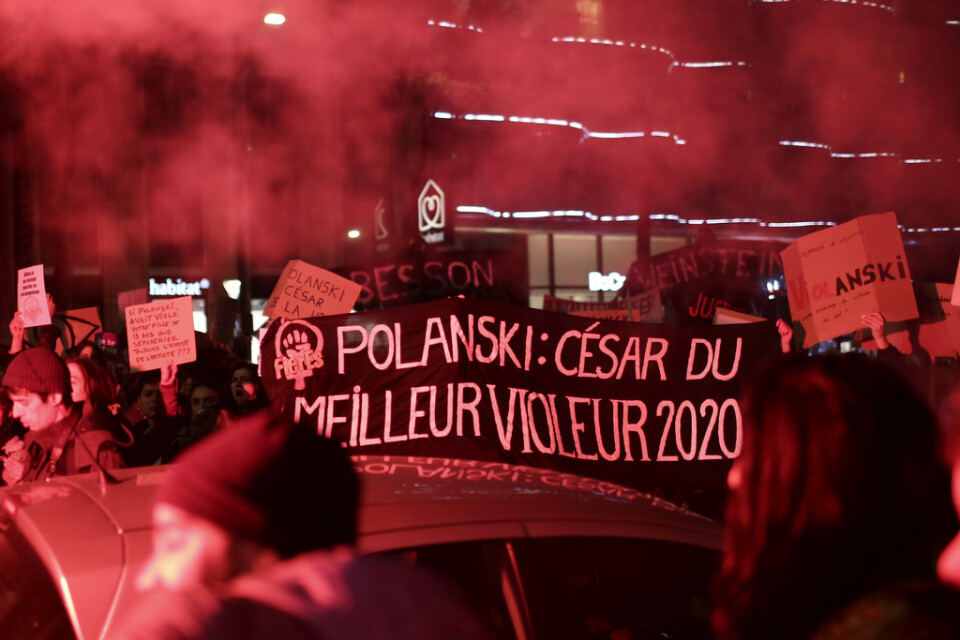 Demonstranter protesterar med en banderoll med orden "Polanski: César för bästa våldtäktsman 2020" utanför konserthuset Pleyel i Paris.