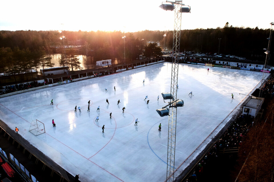 Hålen i isen på Sjöaremossen är åtgärdade och elitseriekvalmatchen mellan Frillesås och Lidköpings AIK ska spelas i kväll. Arkivbild.