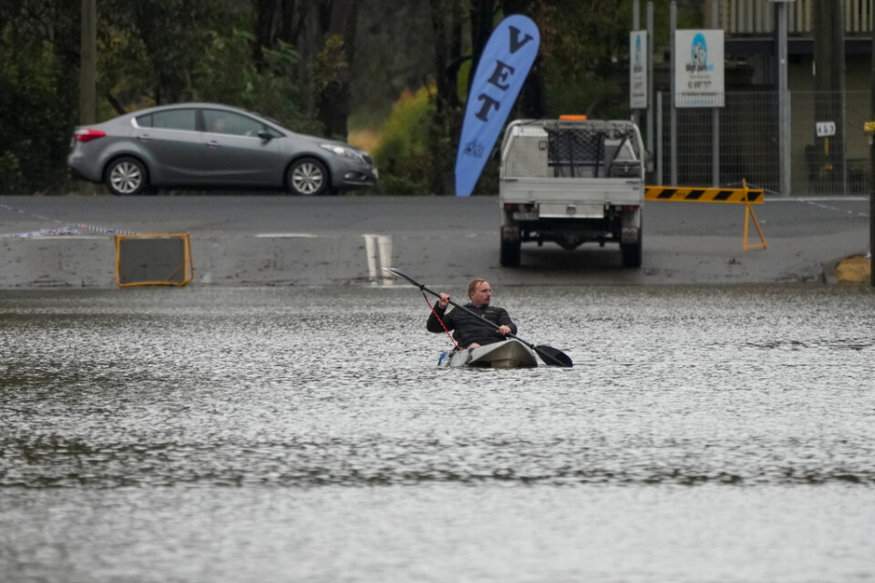 Tiotusentals människor har beordrats att lämna sina hem i de översvämningsdrabbade områdena kring storstaden Sydney.