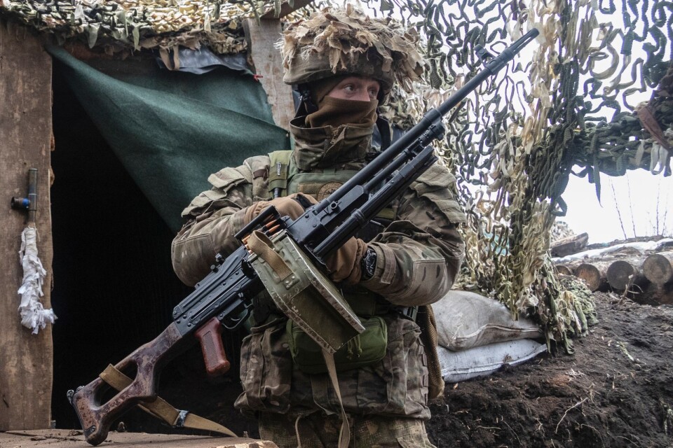 En ukrainsk soldat håller vakt i Donetsk.