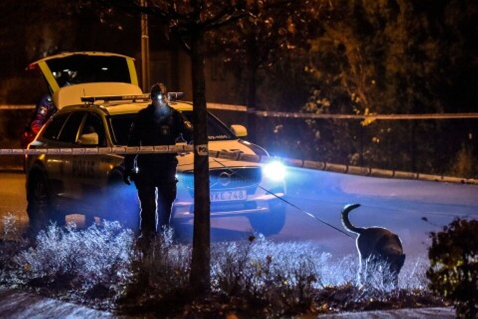 Witnesses called police at around 11.30 pm. They heard four or five fast bangs in Näsby.