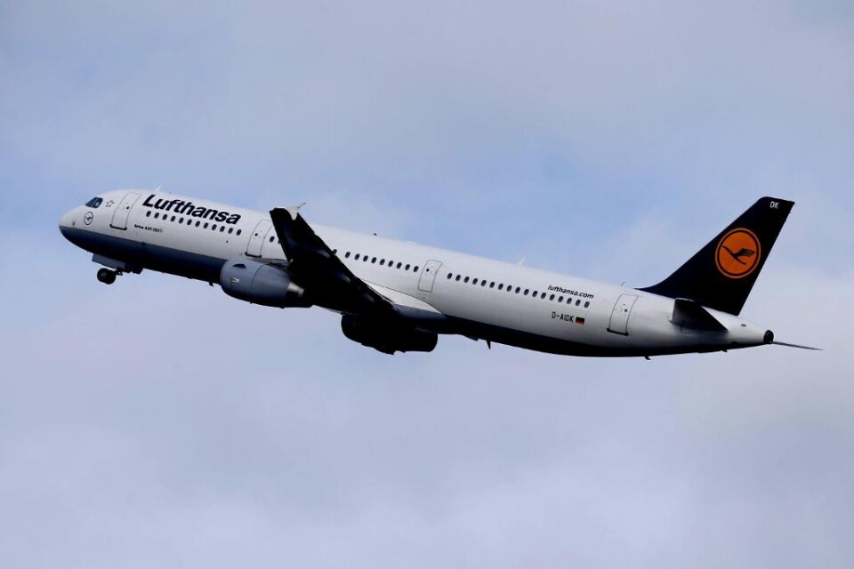 Flygbolaget Lufthansa ställer in sitt 60-årsfirande efter förra veckans flygplanskrasch i de franska alperna. Enligt ett pressmeddelande från bolaget framgår att festligheterna, som skulle ägt rum den 15 april, ställs in \"av respekt för offren\". Tidiga