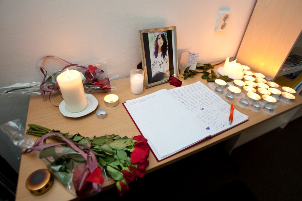 Ljus, rosor, ett porträtt och en kondoleansbok utplacerade på Landskronas praktiska gymnasium våren 2012, sedan en nittonårig kvinna och elev på skolan dödats.  Flickans lillebror dömdes senare för mordet.