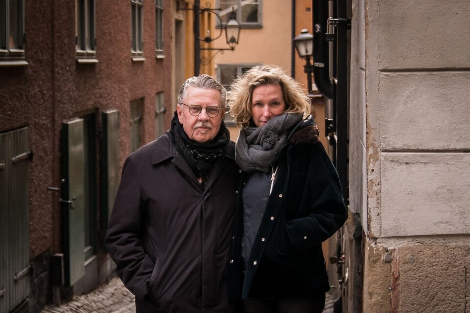 Mikael Wiehe och Ebba Forsberg ger en konsert i Karlskrona i november. Här syns de på Trångsund 10 i Gamla Stan i Stockholm som Bob Dylan passade på att besöka och fotograferas vid under sitt första besök i staden.