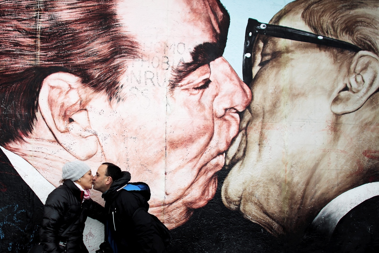 Inför DDR:s 40-årsjubileum välkomnade statschefen Erich Honecker Sovjets ledare Leonid Bresjnev med en kyss. Händelsen blev sedan graffitti signerad Dmitri Vrubel.
 Foto: AP/Markus Schreiber/arkiv
