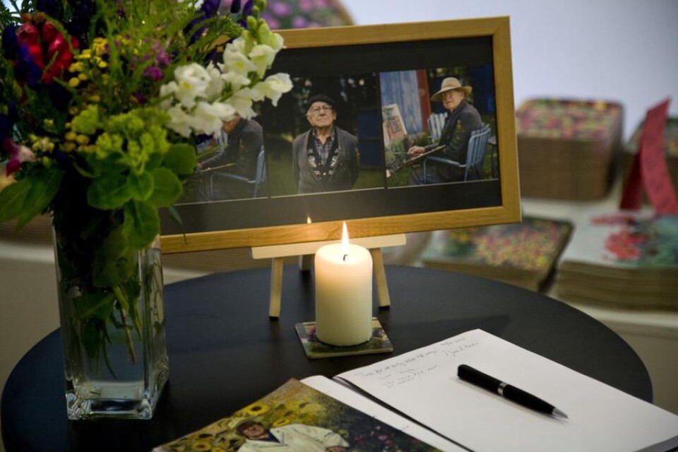kondoleanser På Ljungbergmuseet skrev besökare i kondoleansboken om sina känslor inför Sven Ljungbergs död. foto: olof elfverson