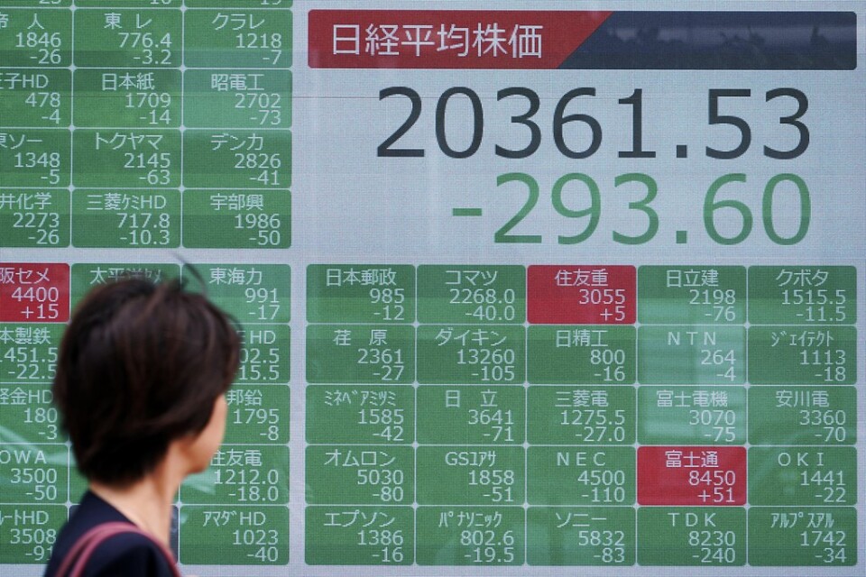 Nervösa börser. Bilden är från Tokyo i torsdags, då många index pekade nedåt.