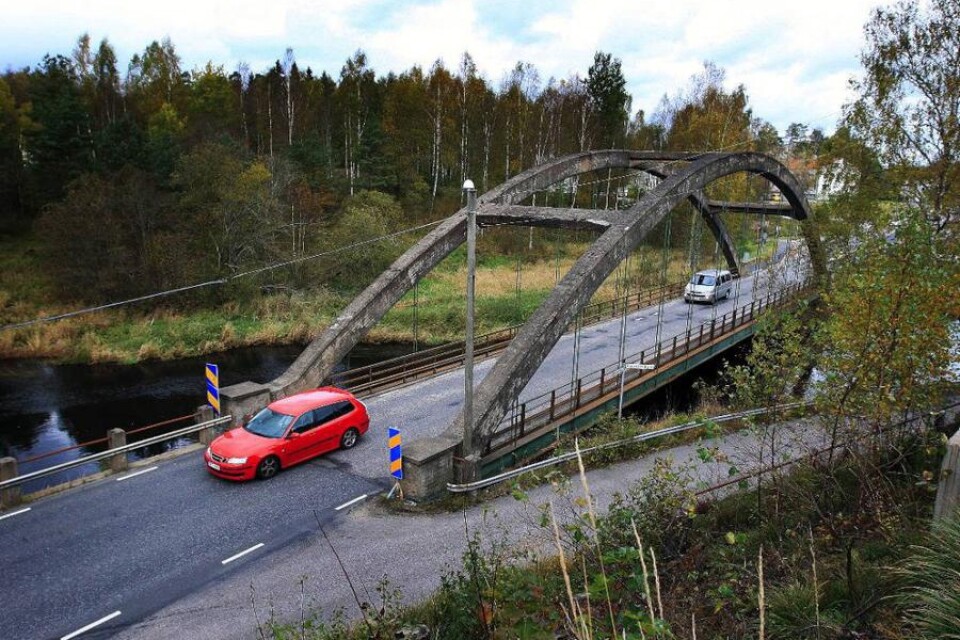 Vägverket planerar att riva den gamla bågbron över Viskan i Rydboholm och ersätta den med en ny.