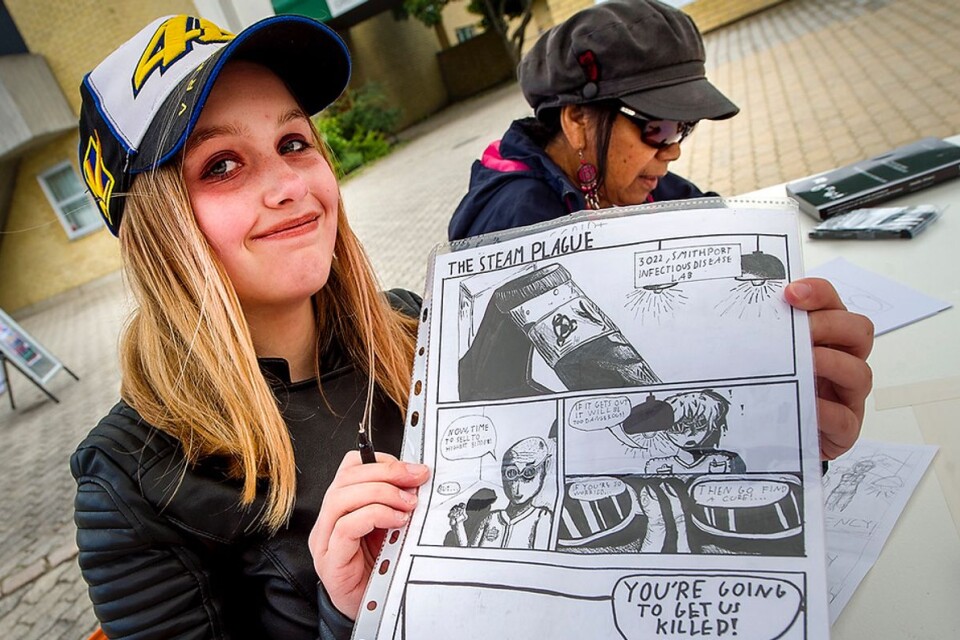 Felicia Axelsson, 17, already draws comic strips. ”Amalia knows what it’s like in the branch, she can help you with your cartoons. And you don’t have to feel nervous”, she says.