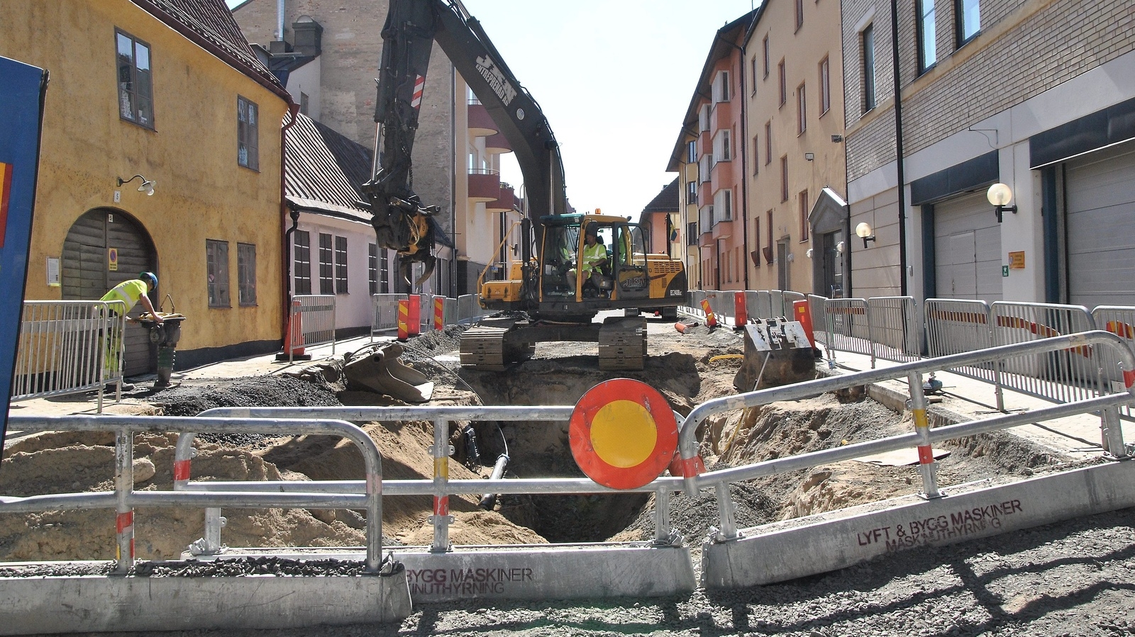 Det grävs i delar av centrala Kristianstad och det är nya va-ledningar som ska i marken. För tillfället är det Västra Vallgatan som till stora delar av avstängd på grund av C4 Tekniks arbete. 					         Foto: Robert Rolf