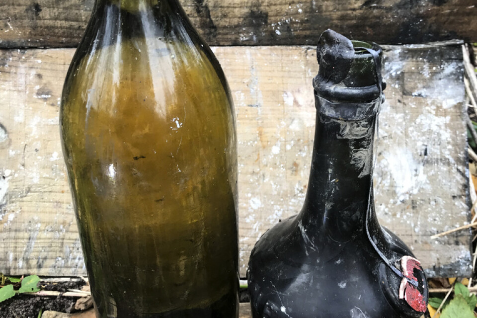 900 konjaks- och likörflaskor ha bärgats från vraket efter ångfartyget Kyros som sänktes 1917 i Ålands hav.