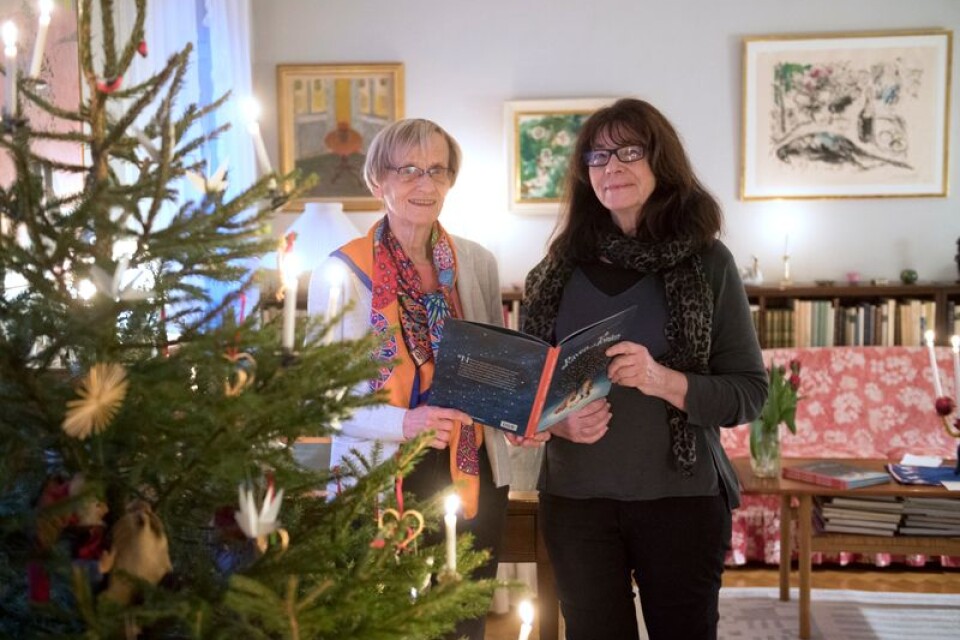 "Det är en enkel fin liten historia som kan tala till barn på ett rättframt sätt", säger Eva Eriksson som har illustrerat Astrid Lindgrens nya julbok. Här står hon tillsammans med Astrid Lindgrens dotter Karin Nyman i författarens hem och med hennes egna julsaker.