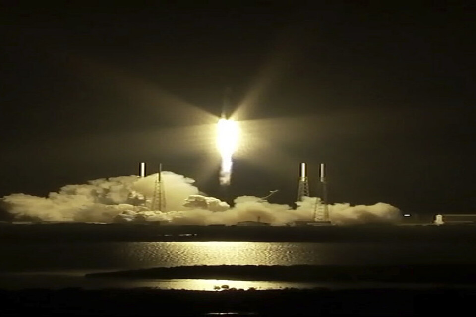 Stillbild från Nasas tv-sändning med Dragon-kapseln som bärs upp av en Falcon-raket från Florida tidigt på lördagsmorgonen amerikansk tid.