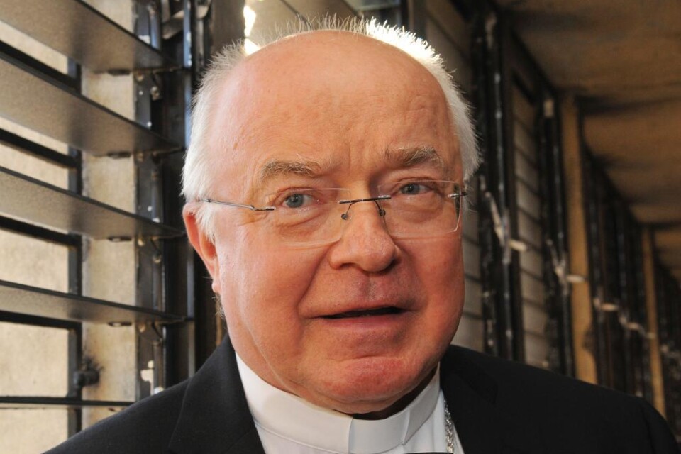Den förre polske ärkebiskopen Jozef Wesolowski, som var den första av hög rang inom Vatikanen som ställts inför rätta misstänkt för pedofili, har avlidit. Wesolowski var tidigare också Vatikanens sändebud till Dominikanska republiken. Den 67-årige Wesol