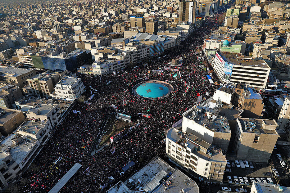 Människor samlas på Revolutionstorget i Teheran under en begravningsceremoni för Qassem Soleimani.