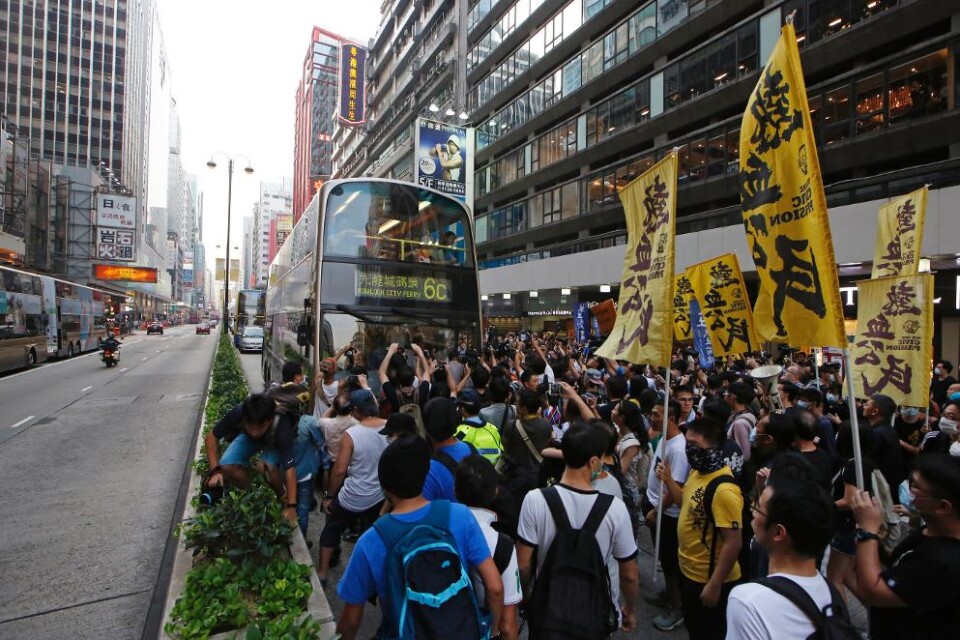 Sedan en kvinna dömts för en \"bröstattack\" mot en polis drog ett hundratal Hongkong-bor på sig bysthållare för en färgstark demonstration. 30-åriga Ng Lai-Ying dömdes i torsdags till tre och en halv månad i fängelse för att ha tacklat en polis med sitt