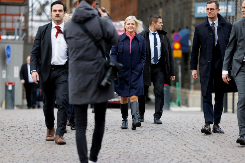 Socialdemokraternas partiledare Magdalena Andersson på väg till riksdagens talman.