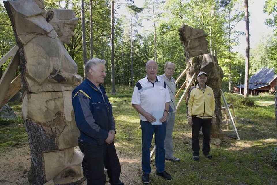 Grunderna till Bjärnums Fornminnesförening skulpteras med motorsåg ur stockarna. Nuvarande styrelsen tycker det är ett utmärkt sätt att hylla föreningen och museets grundare. Från vänster: Åke Karlsson