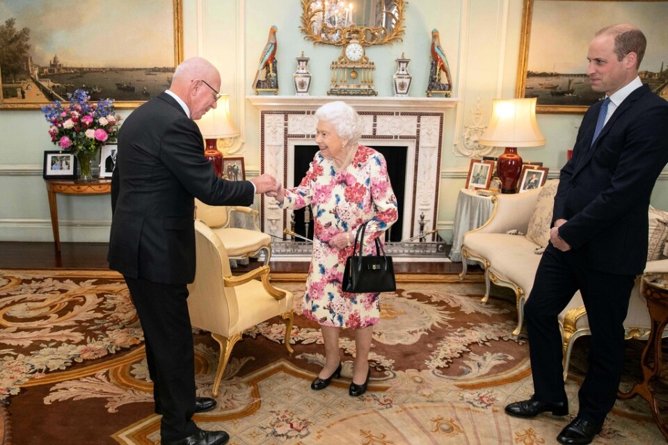 David Hurley på besök hos drottning Elizabeth i Buckingham Palace i London i juni. Till höger syns prins William.