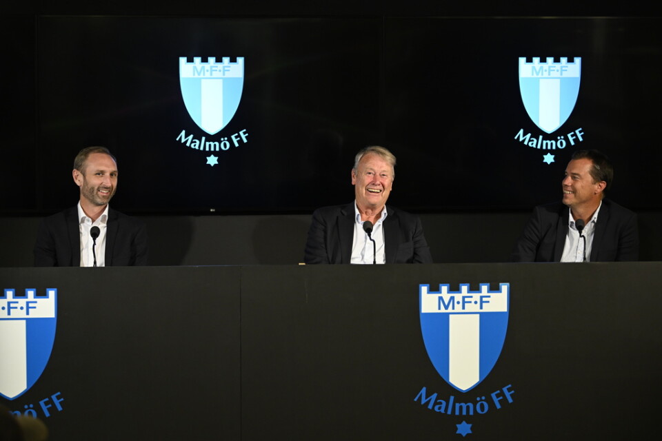 Åge Hareide (mitten), Malmö FF:s sportchef Andreas Georgson (till vänster) och sportdirektör Daniel Andersson när Hareide presenterades som MFF-tränare säsongen ut.